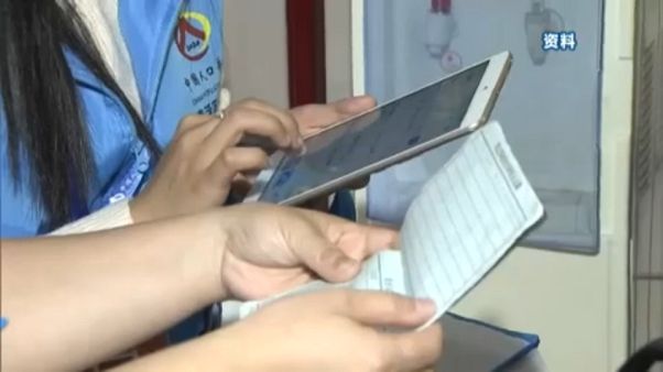 Táblagépekkel veszik fel a kínaiak adatait a népszámlálók Táblagépekkel veszik fel a kínaiak adatait a népszámlálók