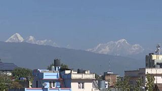 A nepáli főváros, háttérben a Himalája hegyei