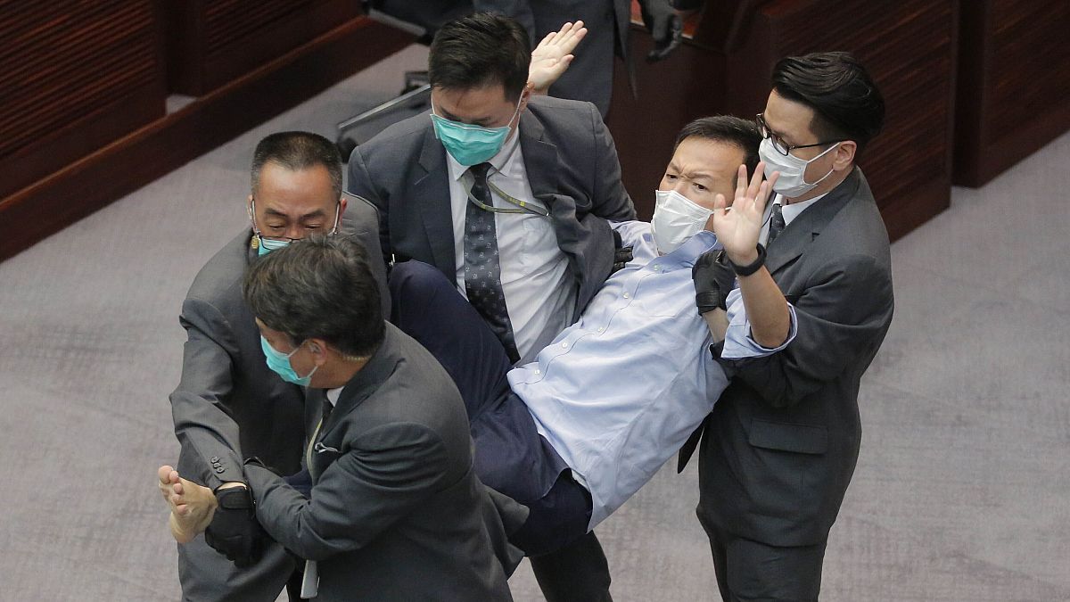 Hongkongban már májusban letartóztattak több parlamenti képviselőt, akik szembenálltak a kínai kormány álláspontjával