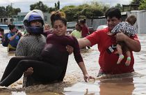 Schwangere Frau wird in Planeta, Honduras, in Sicherheit gebracht