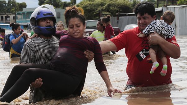 Schwangere Frau wird in Planeta, Honduras, in Sicherheit gebracht Schwangere Frau wird in Planeta, Honduras, in Sicherheit gebracht