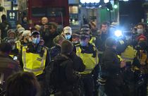 شاهد: الشرطة تتصدى لمتظاهرين ضد الإغلاق في لندن