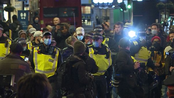 پلیس بریتانیا تعدادی از معترضان به محدودیتهای کرونایی را بازداشت کرد پلیس بریتانیا تعدادی از معترضان به محدودیتهای کرونایی را بازداشت کرد