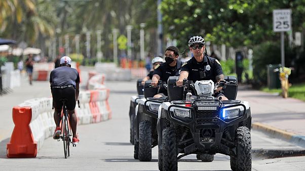عناصر الشرطة الأمريكية خلال قيامهم بدورية في شوراع ميامي بيتش ـ فوريدا. 2020/07/04 عناصر الشرطة الأمريكية خلال قيامهم بدورية في شوراع ميامي بيتش ـ فوريدا. 2020/07/04