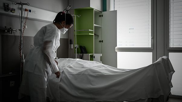 Une soignante recouvre le corps d'un patient contaminé par le Covid-19 - Hôpital R. Boulin à Libourne (France), le 06/11/2020 Une soignante recouvre le corps d'un patient contaminé par le Covid-19 - Hôpital R. Boulin à Libourne (France), le 06/11/2020