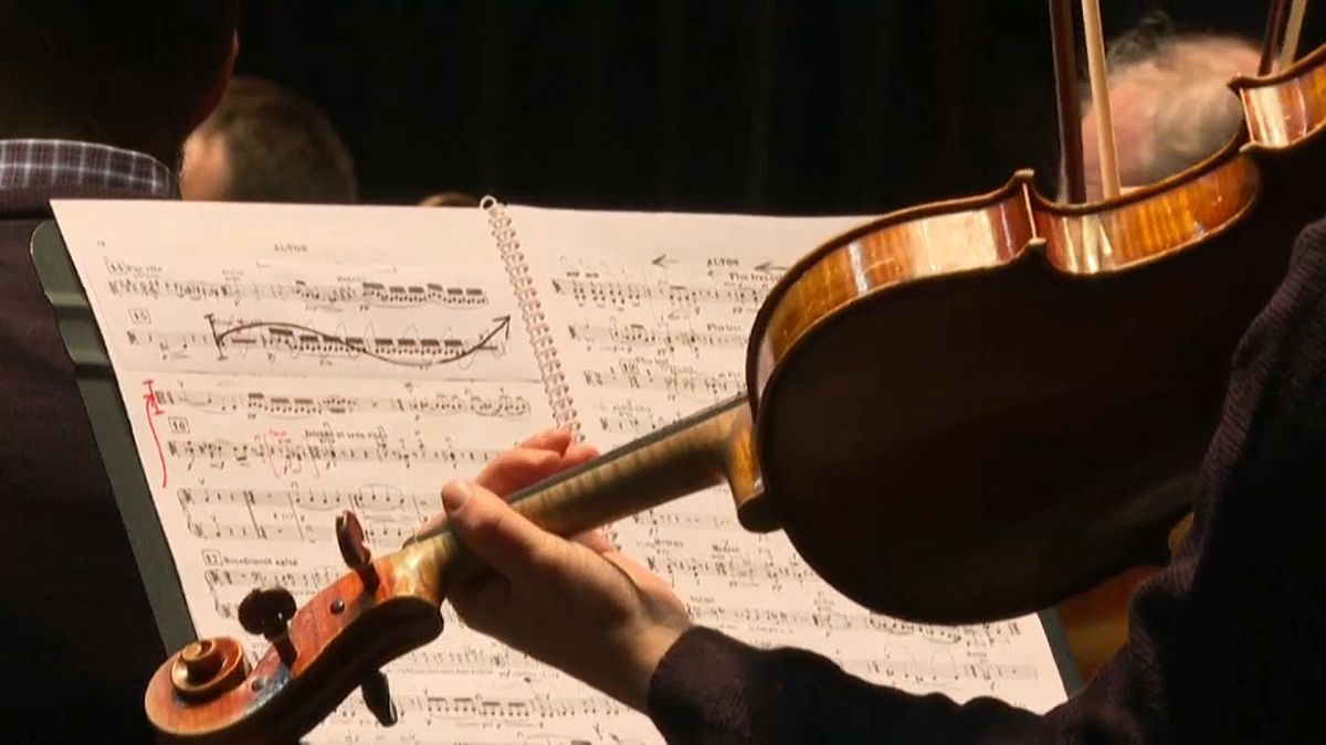 Geigen mit Mundschutz - wie Opernhäuser Corona überleben