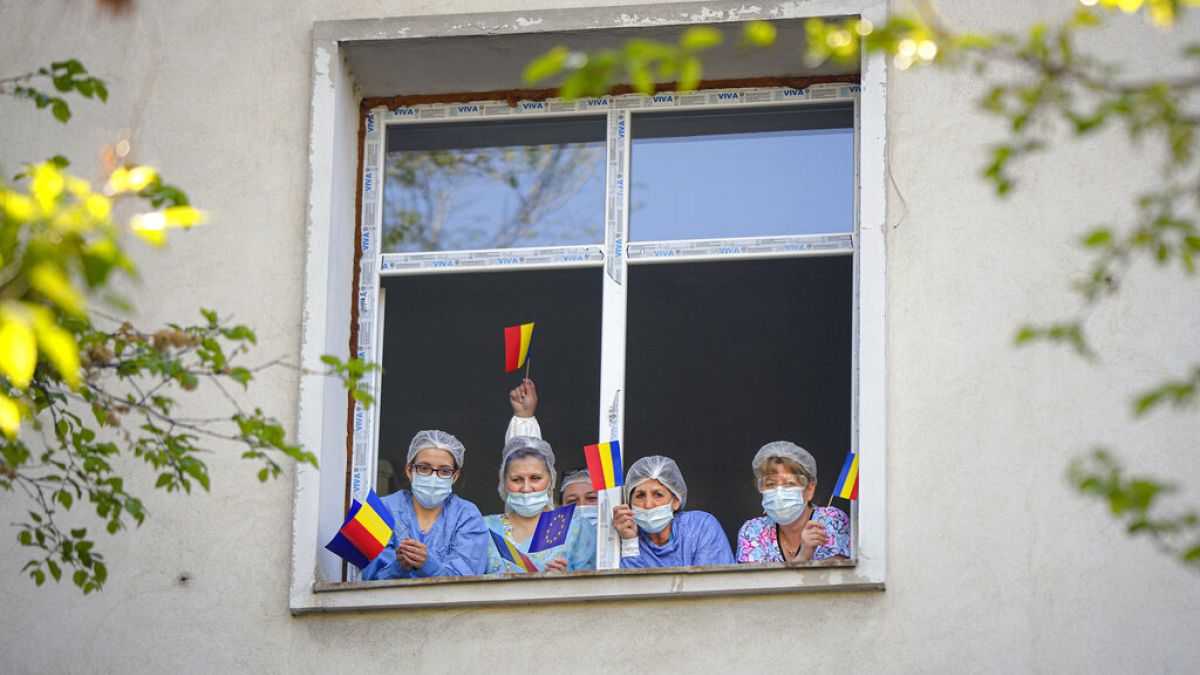 Egészségügyi dolgozók egy bukaresti kórház ablakában