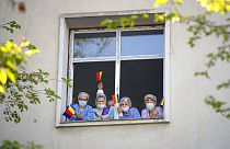 Egészségügyi dolgozók egy bukaresti kórház ablakában