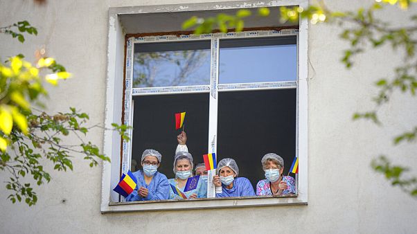 Egészségügyi dolgozók egy bukaresti kórház ablakában Egészségügyi dolgozók egy bukaresti kórház ablakában