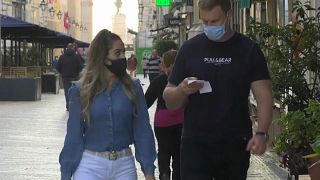 Jóvenes con máscara pasean por Lisboa