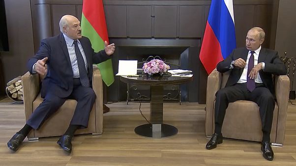 Alexander Lukaschenko und Wladimir Putin bei ihrem Treffen in der Schwarzmeermetropole Sotschi Mitte September Alexander Lukaschenko und Wladimir Putin bei ihrem Treffen in der Schwarzmeermetropole Sotschi Mitte September