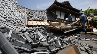 Japonya'nın güneyindeki 2016 depreminde yıkılan bir ev (Arşiv)
