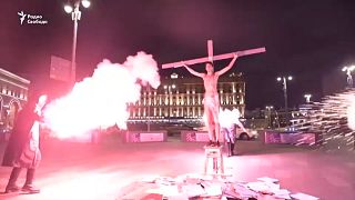 Moskau: 15 Tage Haft für Kreuzigungs-Performance