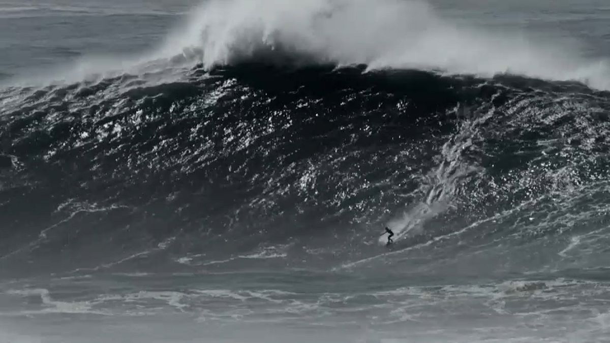 Justine Dupont bewältigt in Nazaré eine 21,3 Meter hohe Welle