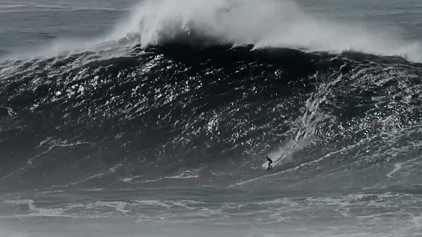 Justine Dupont bewältigt in Nazaré eine 21,3 Meter hohe Welle Justine Dupont bewältigt in Nazaré eine 21,3 Meter hohe Welle