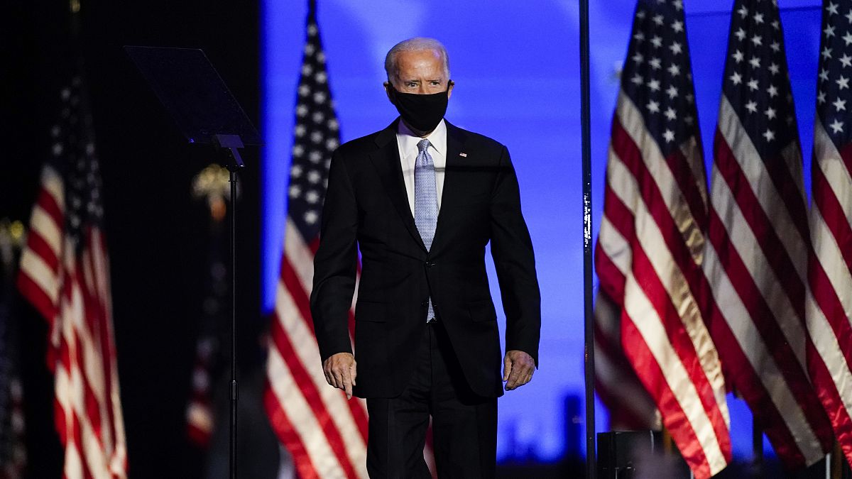 Joe Biden sale sul palco per pronunciare il suo discorso della vittoria