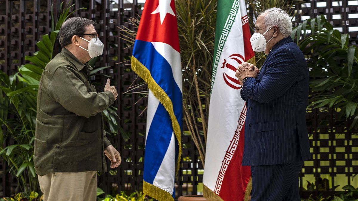 وزير الخارجية الإيراني محمد جواد ظريف يحيي وزير الخارجية الكوبي برونو رودريغيز باريلا في كوبا
