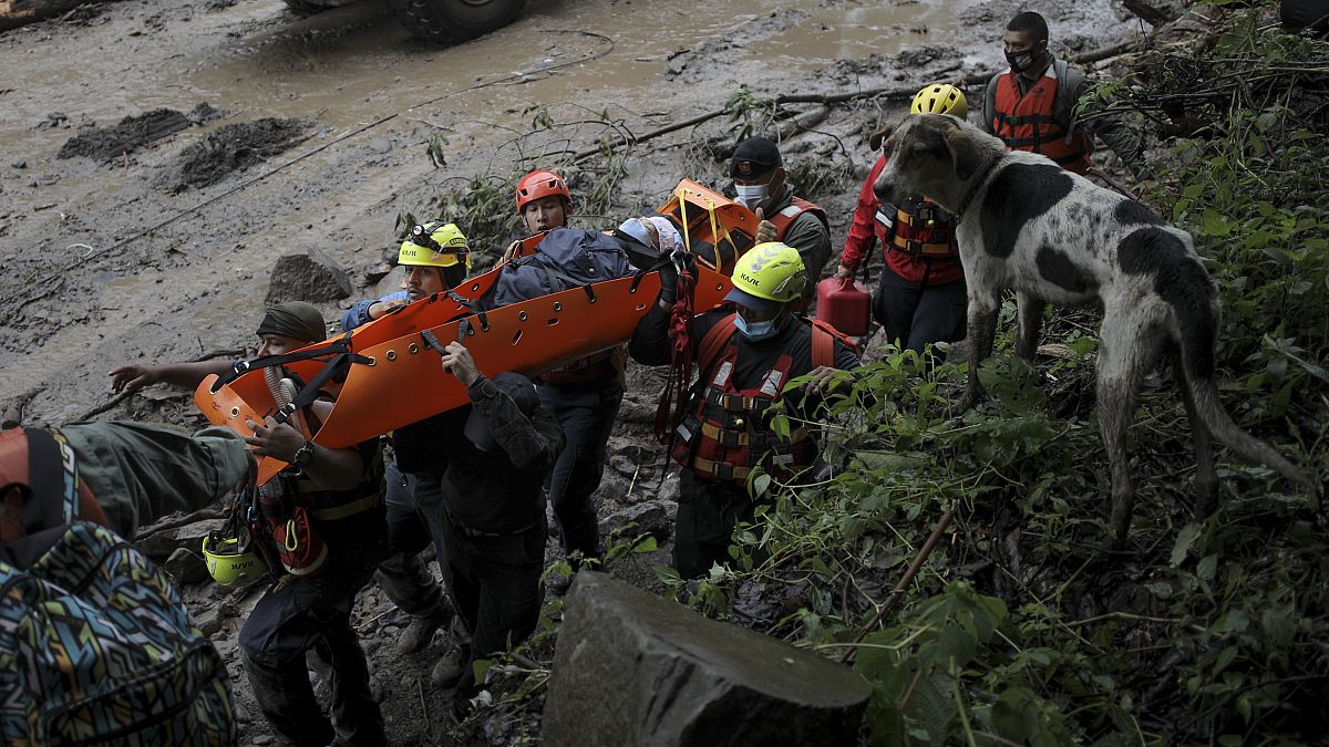 فرق الصليب الأحمر تساعد المنكوبين بعد الأضرار التي سببها إعصار إيتا 