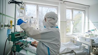 Lélegeztetőgépen egy koronavírusos beteg az Országos Korányi Pulmonológiai Intézetben