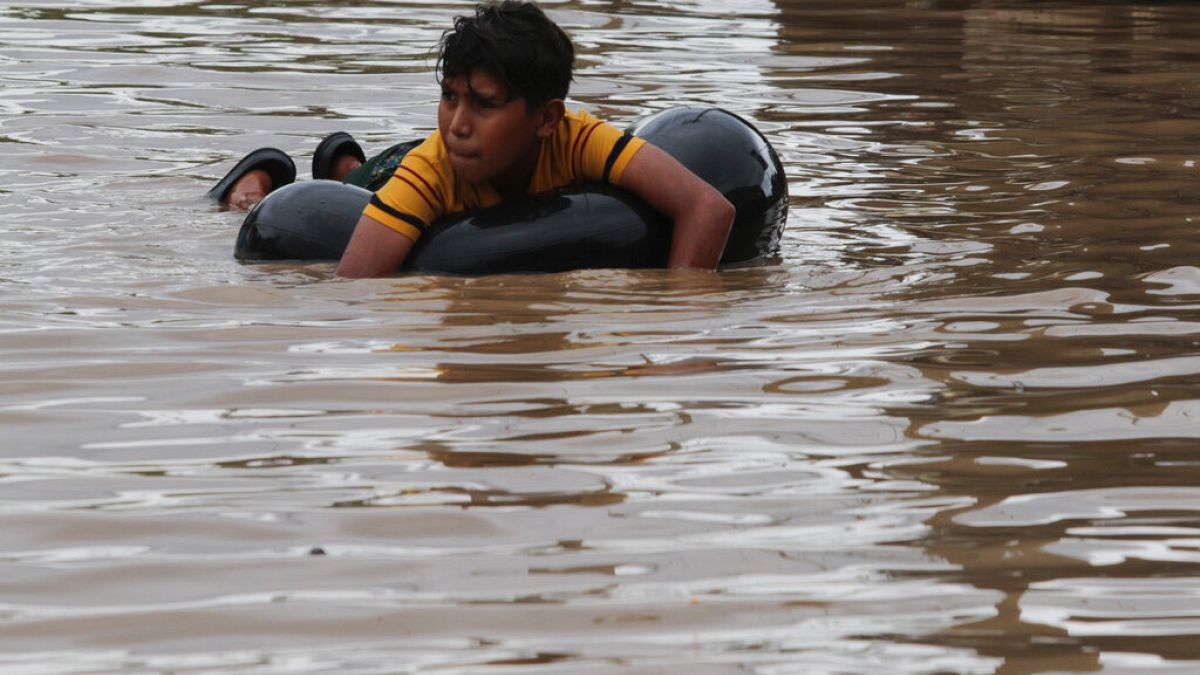 Un niño en un flotador tras el paso del huracán Eta por Honduras 06/11/2020