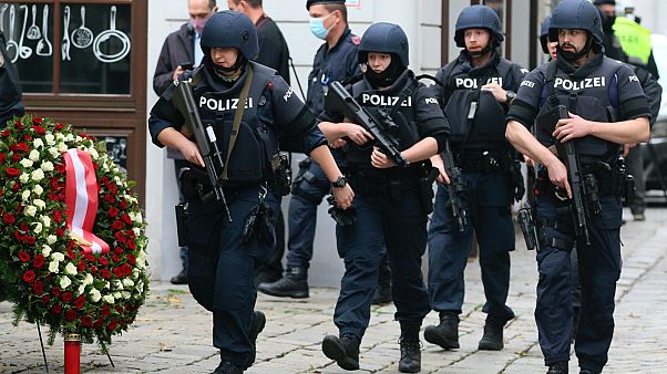 Erősen felfegyverzett utcai járőrözés Bécsben, a terrortámadás után Erősen felfegyverzett utcai járőrözés Bécsben, a terrortámadás után
