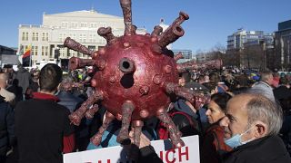 Koronavírus: Hatalmas demonstráció Lipcsében a szigorítások ellen