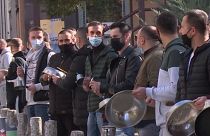 شاهد: أصحاب المتاجر والمحلات في كوسوفو يحتجون بقرع الأواني ضد تدابير الإغلاق جراء كورونا 