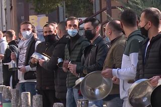 Corona-Beschränkungen im Kosovo: Gastronomie protestiert mit Töpfen