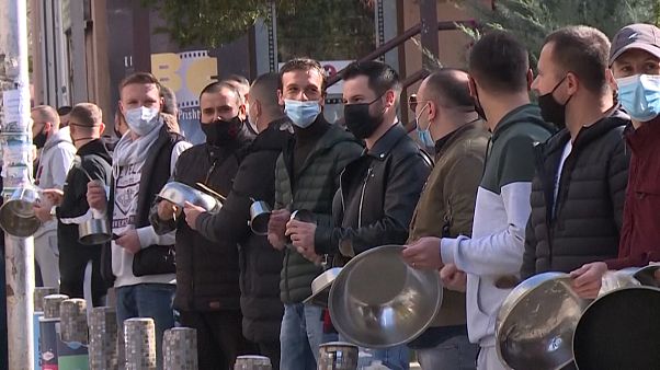 رستورانداران کوزوویی با نواختن قابلمههای خالی به دولت اعتراض کردند رستورانداران کوزوویی با نواختن قابلمههای خالی به دولت اعتراض کردند