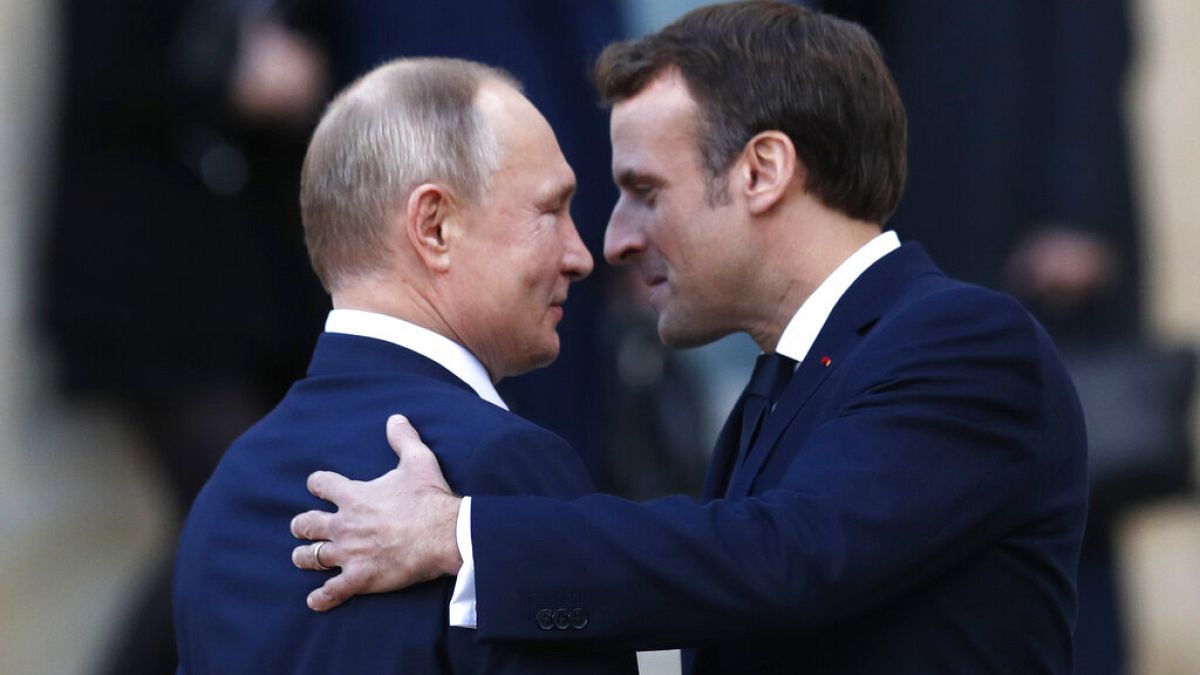 Rusya Devlet Başkanı Vladimir Putin (solda), Fransa Cumhurbaşkanı Emmnuel Macron (sağda)