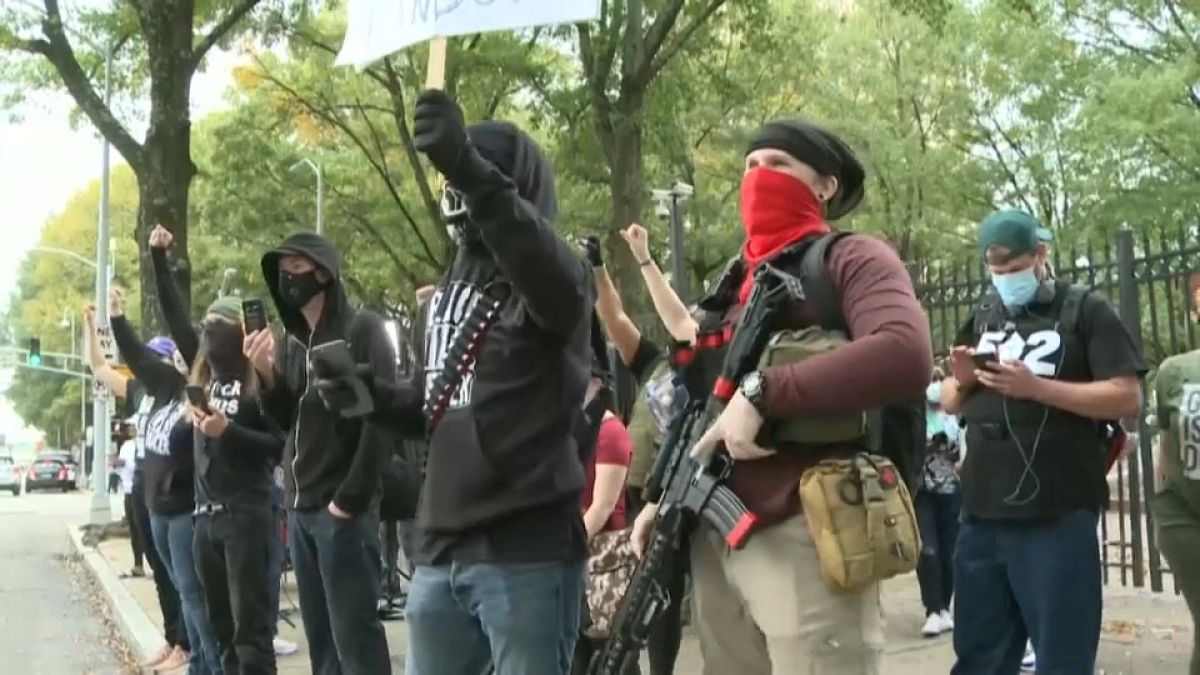 شاهد: مناصرون لبايدن وترامب يحملون الأسلحة خلال مظاهرات بأتلانتا بعد إعلان نتائج الانتخابات