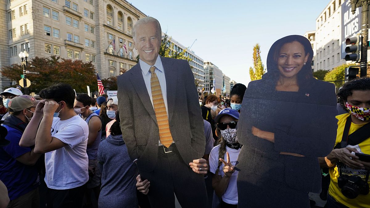 صورة للرئيس المنتخب جو بايدن ونائبته كامالا هاريس يرفعها مؤيجون للديمقراطيين في واشنطن. 2020/11/07