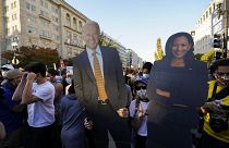 صورة للرئيس المنتخب جو بايدن ونائبته كامالا هاريس يرفعها مؤيجون للديمقراطيين في واشنطن. 2020/11/07