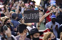 جشن پیروزی بایدن در میدان تایمز؛ نیویورکی‌ها «هله لویا» خواندند