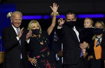 Der designierte Präsident Joe Biden mit seiner Frau Jill Biden und seiner Familie nach dem Wahlsieg in Wilmington