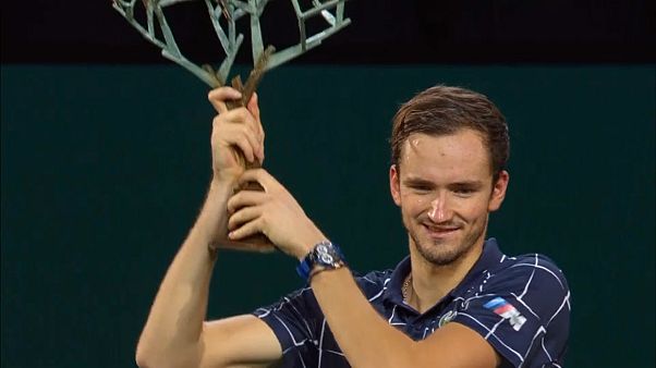 Daniil Medvedev avec le trophée du Masters 1000 de Paris-Bercy Daniil Medvedev avec le trophée du Masters 1000 de Paris-Bercy