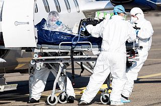 Hospitais franceses estão a transferir doentes devido à falta de camas nas UCI