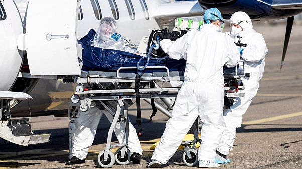 Hospitais franceses estão a transferir doentes devido à falta de camas nas UCI Hospitais franceses estão a transferir doentes devido à falta de camas nas UCI