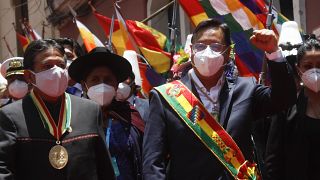 Luis Arce saluda levantando el puño izquierdo tras su investidura como nuevo presidente de Bolivia