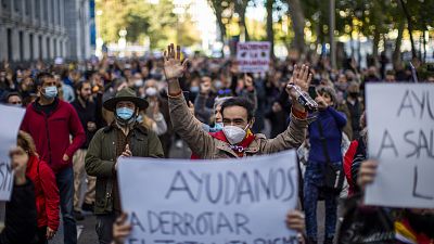 İspanya'nın başkenti Madrid'de bir grup, koronavirüs salgınına yönelik tedbirleri protesto etti
