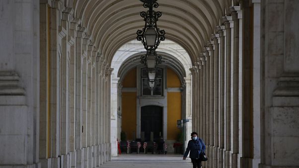 Uma mulher com máscara na baixa de Lisboa Uma mulher com máscara na baixa de Lisboa