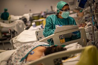 Hospitais europeus aproximam-se de níveis de saturação e governos apertam restrições