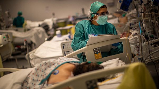 Hospitais europeus aproximam-se de níveis de saturação e governos apertam restrições Hospitais europeus aproximam-se de níveis de saturação e governos apertam restrições