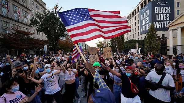 Des Américains rassemblés sur Black Lives Matter Plaza en face de la Maison Blanche à Washington fêtent la victoire de Joe Biden, 8 novembre 2020 Des Américains rassemblés sur Black Lives Matter Plaza en face de la Maison Blanche à Washington fêtent la victoire de Joe Biden, 8 novembre 2020