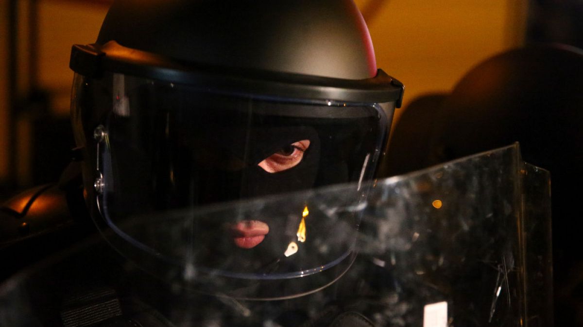 Un agente di polizia antisommossa durante le proteste a Tbilisi