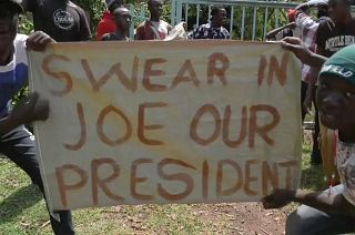 Aldeia queniana celebra vitória de Biden