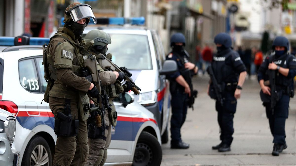 Viyana'da düzenlenen silahlı saldırı sonrası bölgeye intikal eden Avusturya güvenlik güçleri