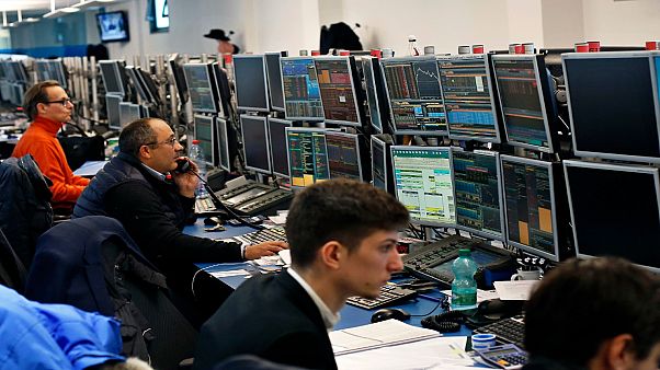 متدالون في سوق العملات خلال جلسة مضاربة في باريس ، فرنسا ، الثلاثاء ، 6 فبراير ، 2018. متدالون في سوق العملات خلال جلسة مضاربة في باريس ، فرنسا ، الثلاثاء ، 6 فبراير ، 2018.