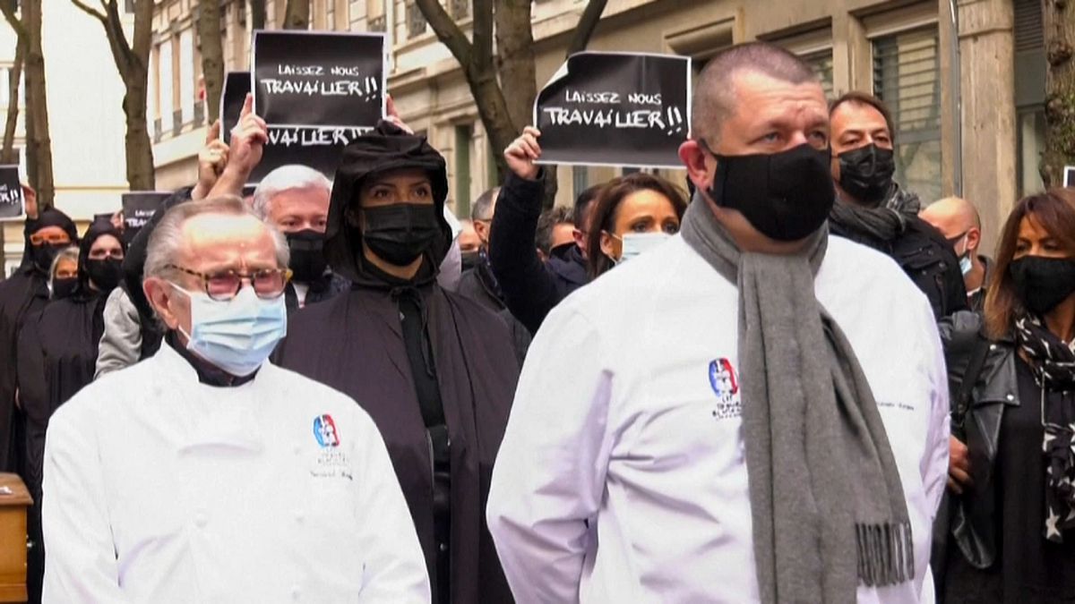 "Lasst uns arbeiten": Köche und Einzelhändler demonstrieren in Lyon
