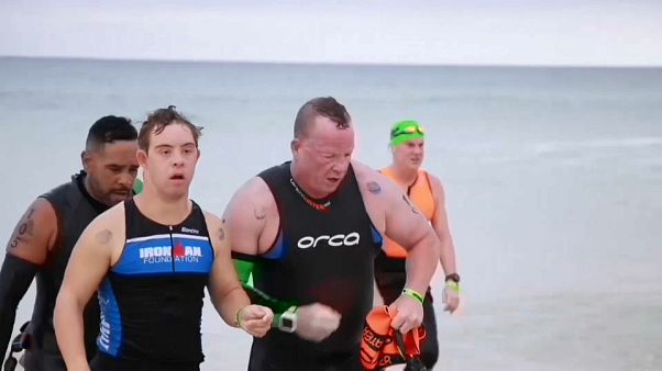 Chris Nikic e la sua guida Dan Grieb, dopo i 3.8 km a nuoto Chris Nikic e la sua guida Dan Grieb, dopo i 3.8 km a nuoto
